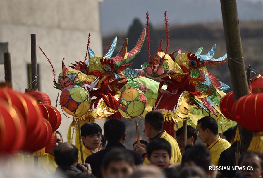 Танец кувыркающегося дракона на новогодних торжествах в деревне Дашуйгоу