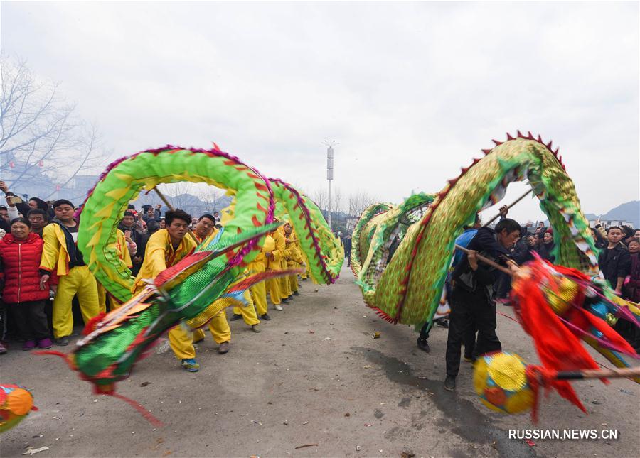 Танец кувыркающегося дракона на новогодних торжествах в деревне Дашуйгоу