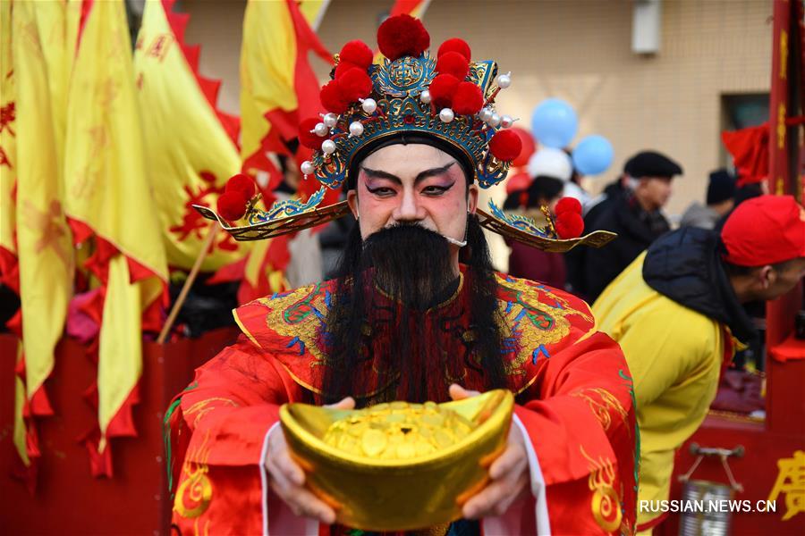 В Париже состоялось красочное шествие по случаю китайского Нового года