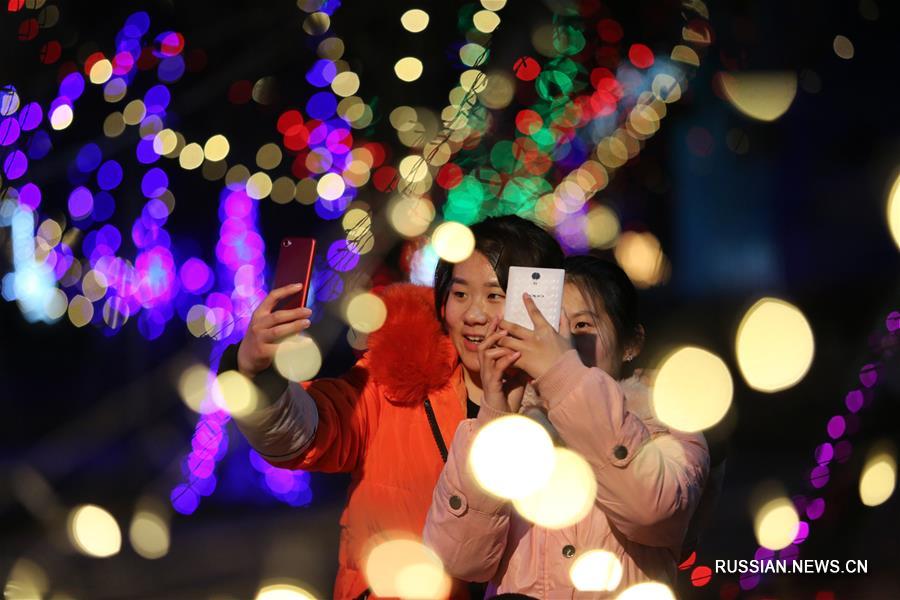 Украшенный разноцветными фонарями уезд Таньчэн