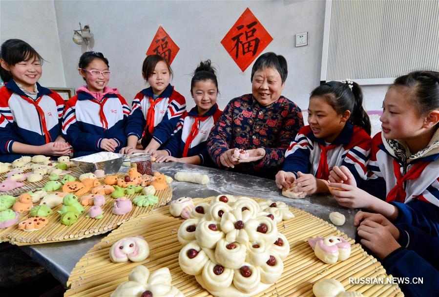 Ханьданьские школьники во время каникул учатся расписывать камни и лепить узорные хлебцы