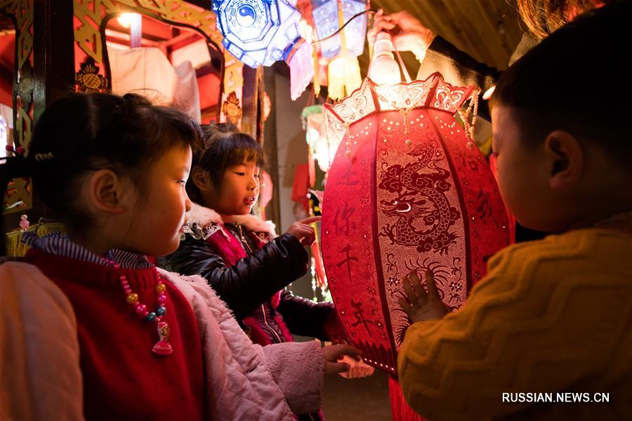 Изготовление традиционных фонариков в провинции Чжэцзян