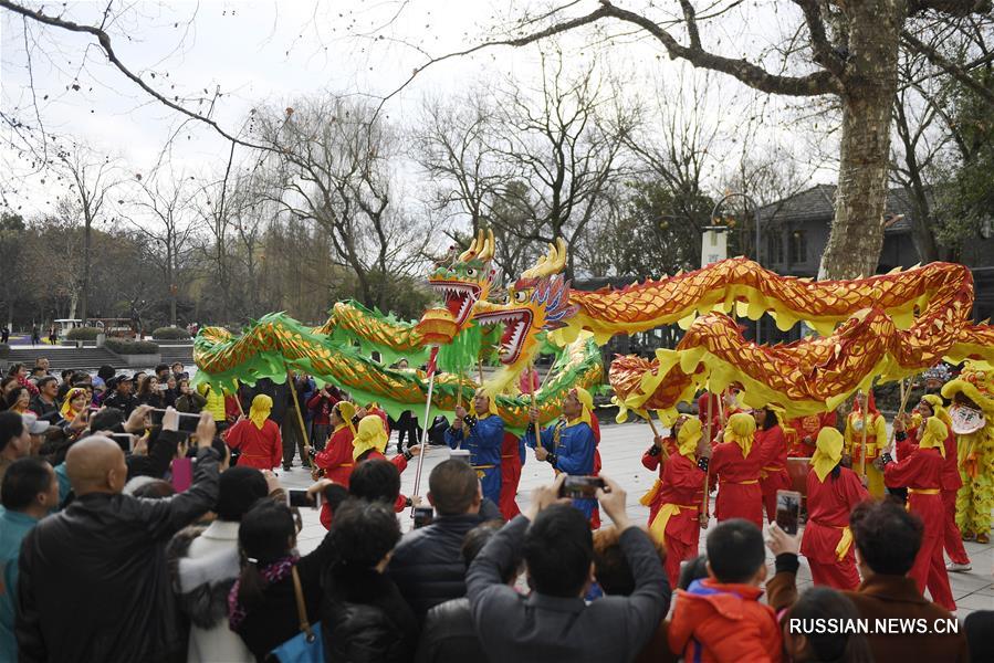 Танцы дракона и льва на озере Сиху