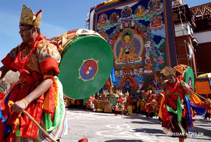 Ритуальный танец цам в тибетском монастыре Гонггар Чеде