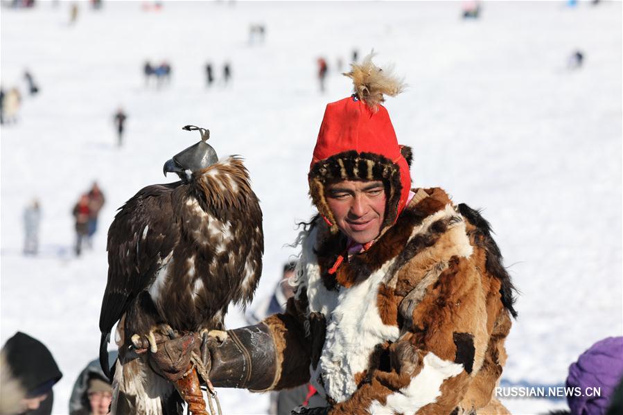 В Монголии проходит весенний фестиваль охоты с ловчими птицами "Золотой орел"