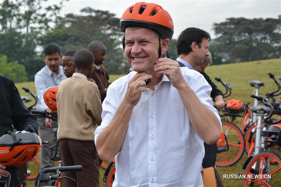 Сотрудники отделения ООН в Найроби сели на подаренные китайской компанией Mobike велосипеды