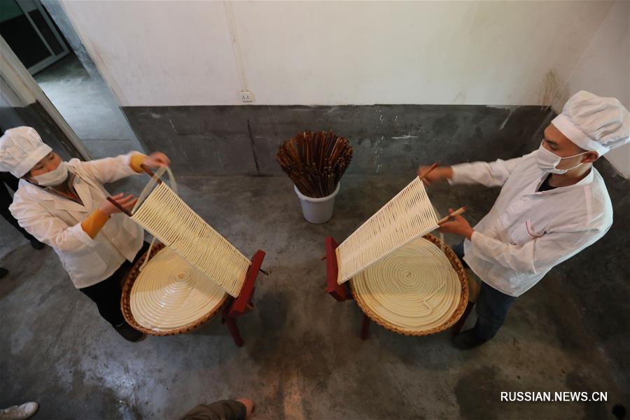 Производство традиционной трубчатой лапши по древней технологии в уезде Суйян