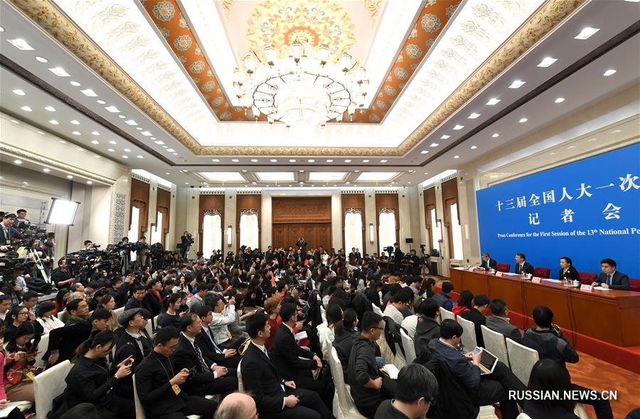 В Пекине состоялась пресс-конференция по вопросам внесения поправок в Конституцию  КНР