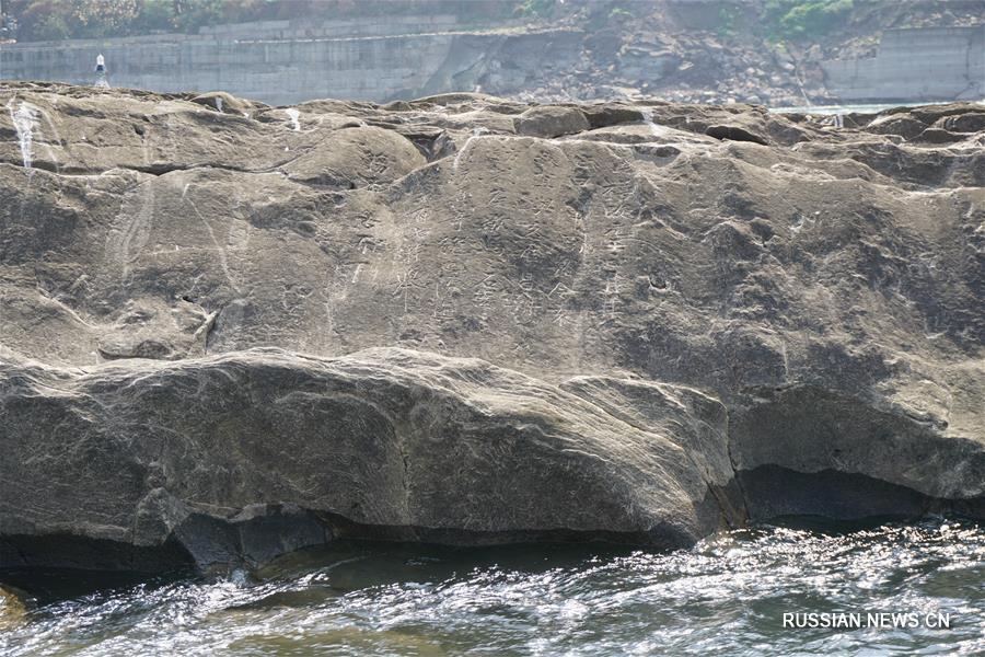 Падение уровня воды обнажило древние надписи на камнях в Ибине