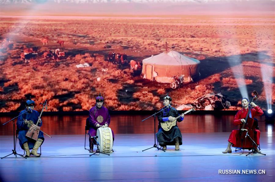 Концерт монгольских песен и танцев в Шанхайском детском художественном театре