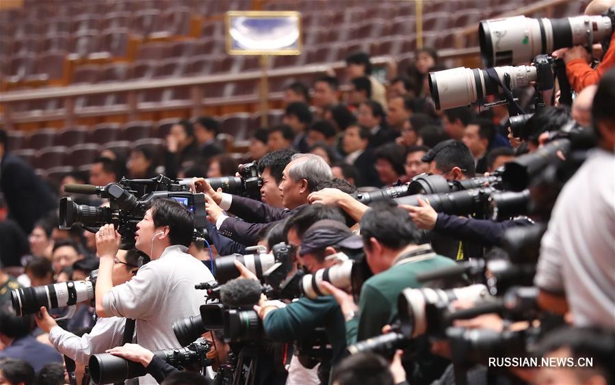 （两会）（12）全国政协十三届一次会议举行第四次全体会议