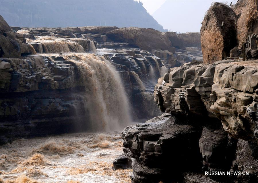 Пейзажи водопада Хукоу, охваченного половодьем