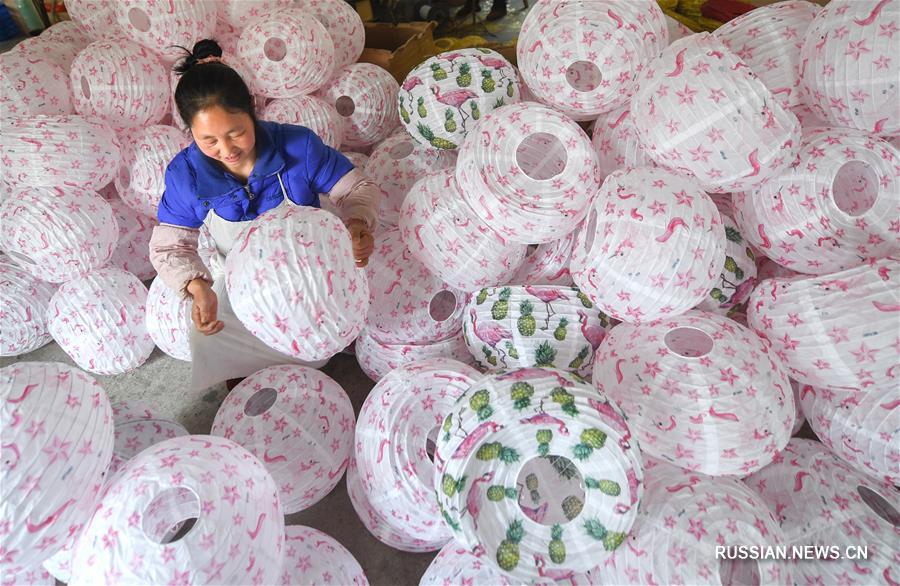Производство фонарей вручную позволило деревенским женщинам повысить свои доходы