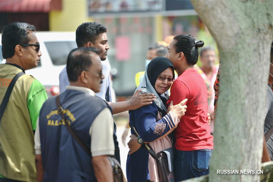 Число погибших при крушении землечерпательного судна у берегов Малайзии возросло до четырех человек