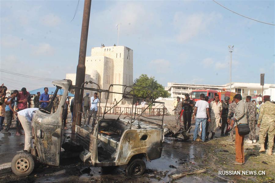 Как минимум пять человек погибли в результате взрыва заминированного автомобиля в  Могадишо