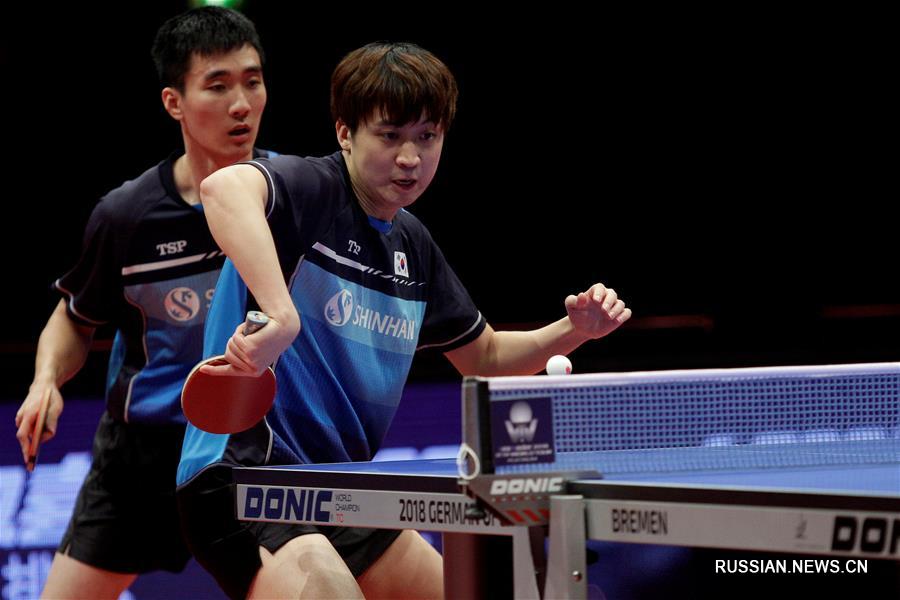 Китайские спортсмены Ма Лун и Сюй Синь выиграли на чемпионате по настольному теннису  в Германии в парном разряде среди мужчин 