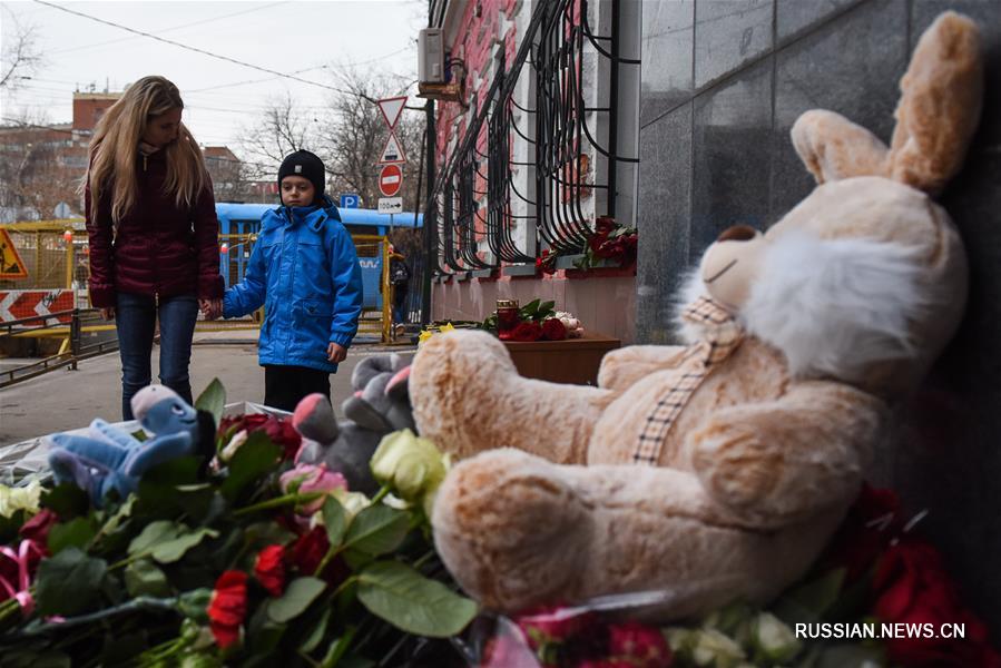 Москва скорбит по жертвам крупного пожара в Кемерово 