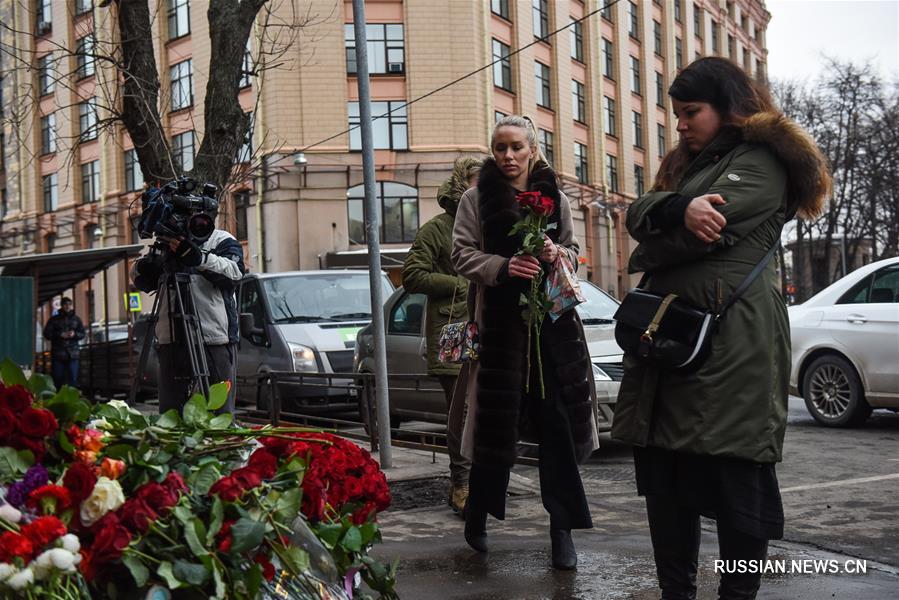 Москва скорбит по жертвам крупного пожара в Кемерово 