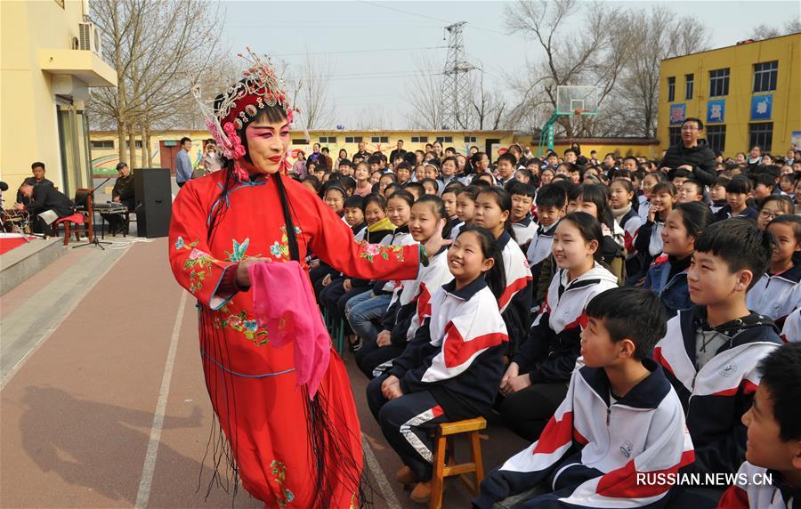 Ребята из провинции Хэбэй знакомятся с традиционной китайской музыкальной драмой