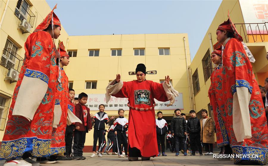 Ребята из провинции Хэбэй знакомятся с традиционной китайской музыкальной драмой