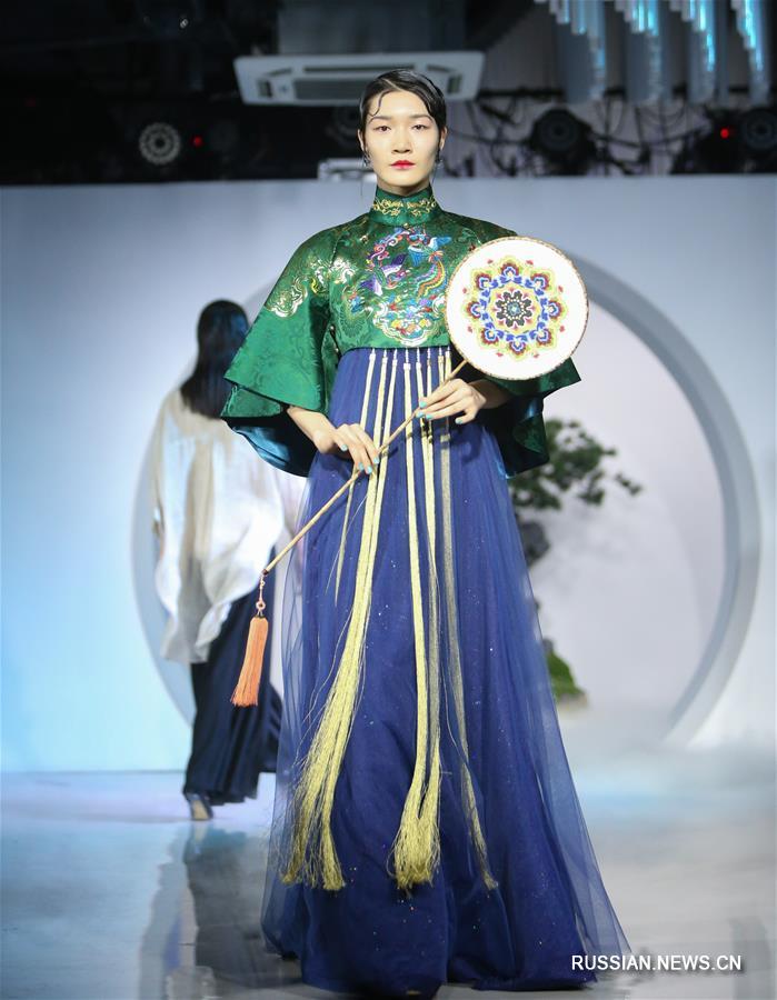 Одежда от модельера Чжао Цзымина на международной неделе моды в Пекине