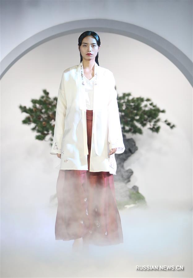 Одежда от модельера Чжао Цзымина на международной неделе моды в Пекине