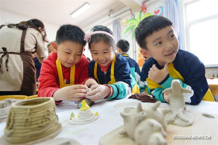 В провинции Шаньдун детей приучают к искусству через обучение лепке