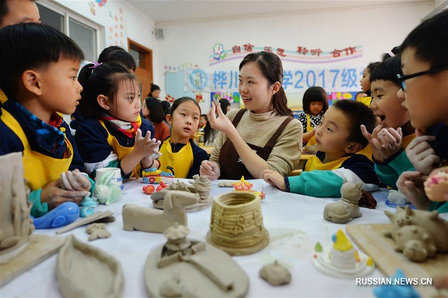 В провинции Шаньдун детей приучают к искусству через обучение лепке
