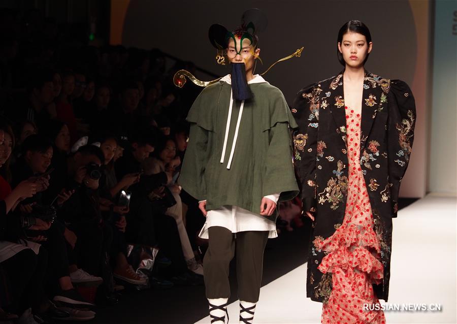 Коллекция концептуальной одежды "Микки Маус" на открытии Шанхайской недели моды