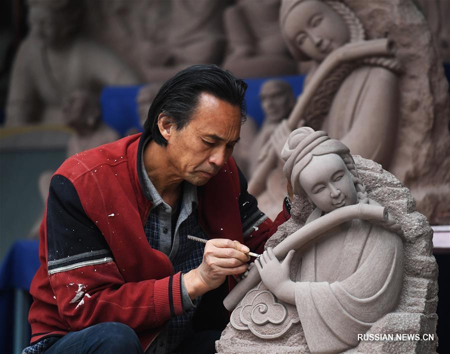 Резчик по камню Лю Нэнфэн из Чунцина