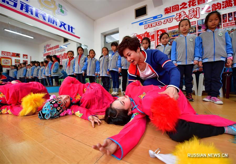 Внеклассные занятия по хэбэйской музыкальной драме пинцзюй в одной из школ Таншаня
