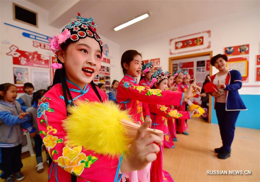 Внеклассные занятия по хэбэйской музыкальной драме пинцзюй в одной из школ Таншаня