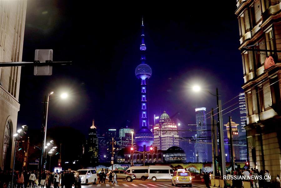 Синяя подсветка на шанхайской телебашне по случаю Всемирного дня распространения информации об аутизме