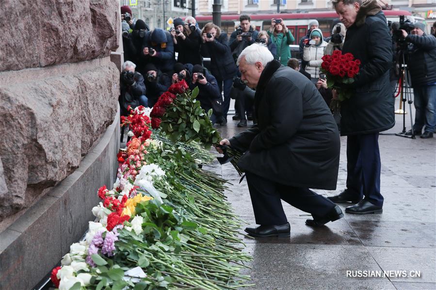 Жители Санкт-Петербурга почтили память жертв теракта в метро