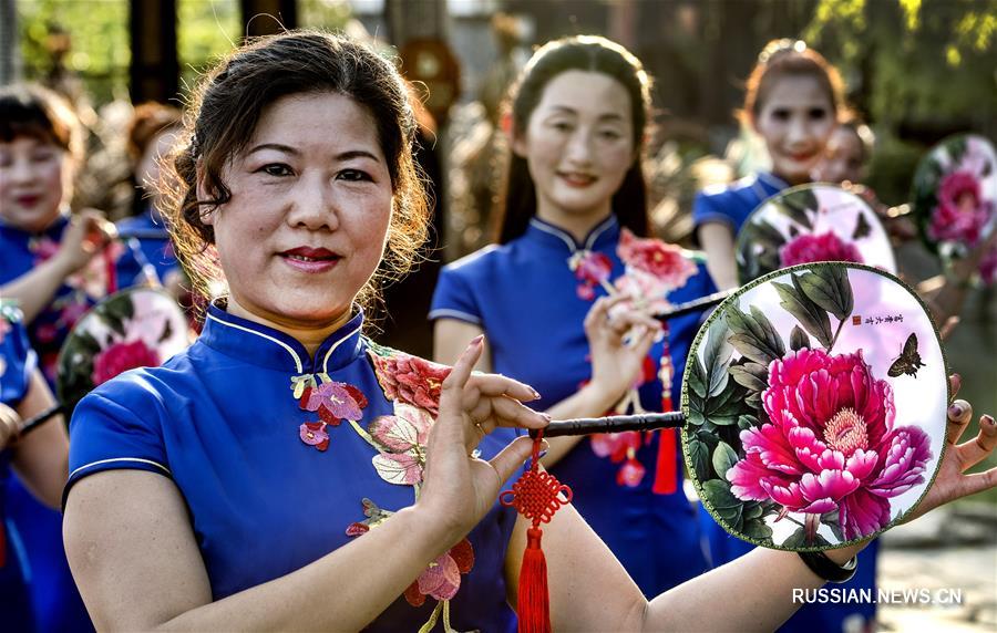 Шоу платьев ципао в древнем китайском городе Чжугэ 