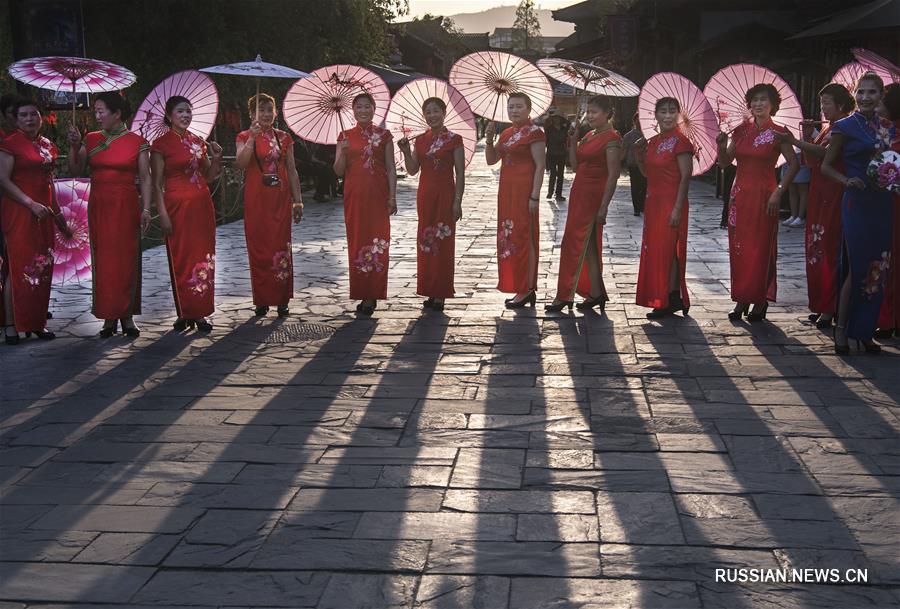 Шоу платьев ципао в древнем китайском городе Чжугэ 