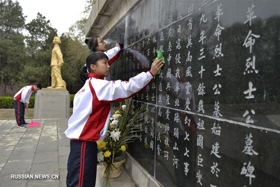Школьники Наньгуна приняли участие в памятной акции на кладбище "Цзинань"