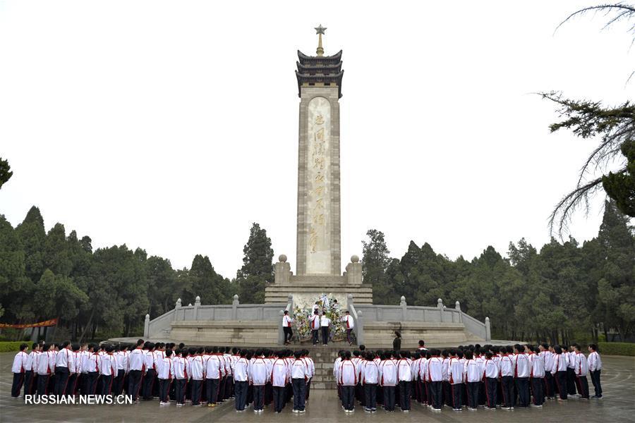 Школьники Наньгуна приняли участие в памятной акции на кладбище "Цзинань"
