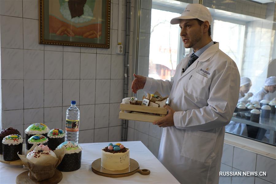 Во Владивостоке провели традиционную церемонию освящения пасхальной продукции