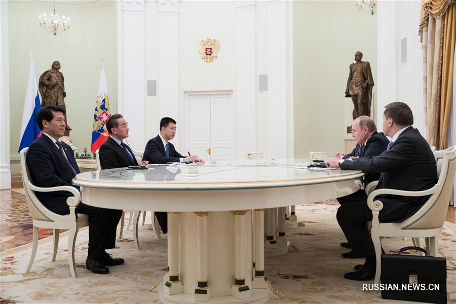 Президент РФ В.Путин в Москве встретился с Ван И