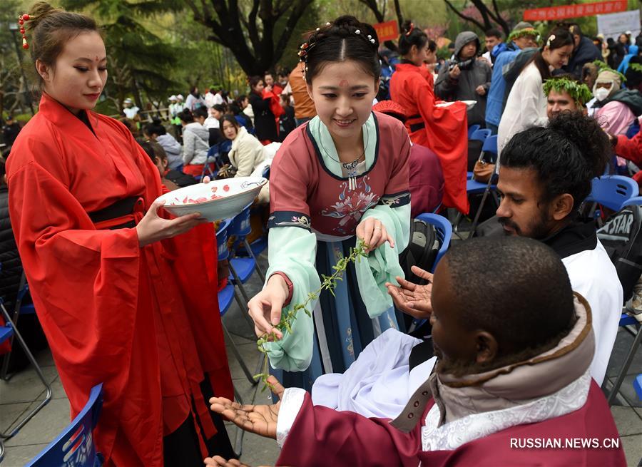 В пекинском парке "Люинь" проходит Культурный фестиваль ивы