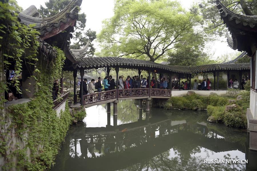 В первый день Цинмина в парках Сучжоу множество туристов