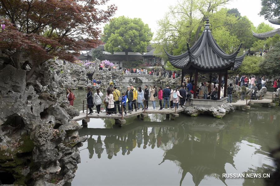 В первый день Цинмина в парках Сучжоу множество туристов