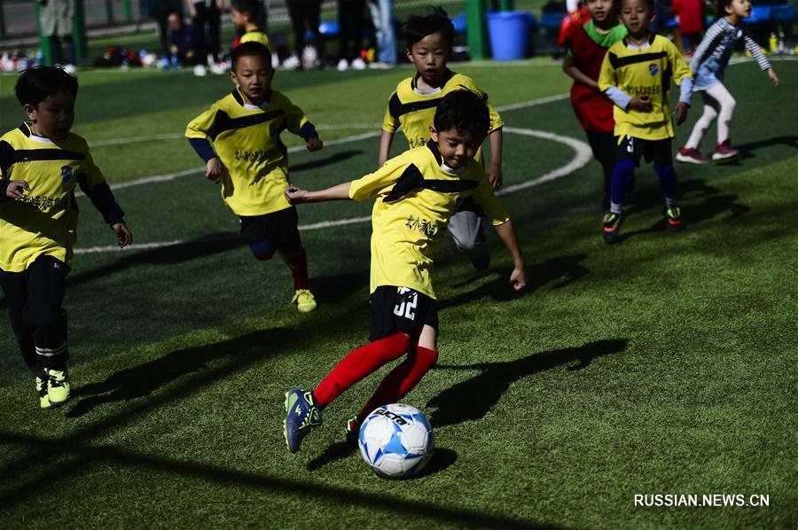 Детский футбольный матч в городе Синин