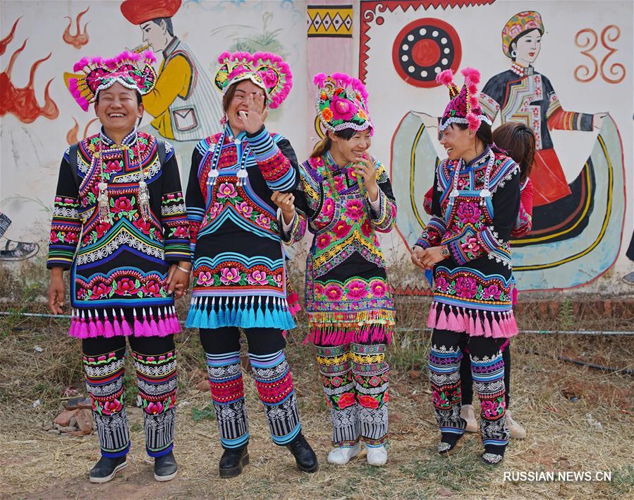 Традиционная ийская вышивка из провинции Юньнань