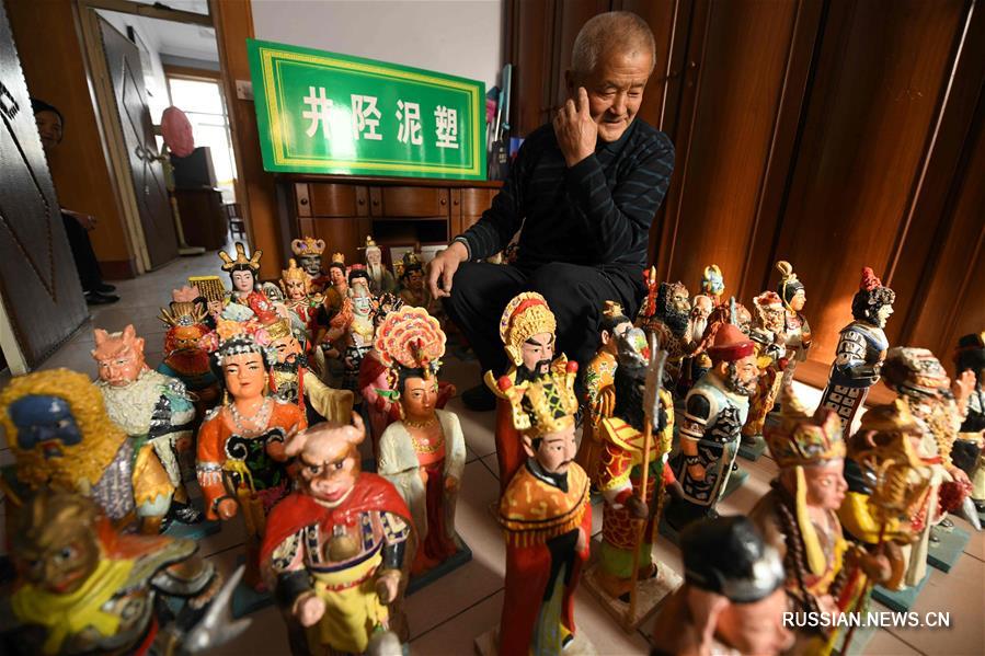 Мастер лепки глиняных фигурок из провинции Хэбэй