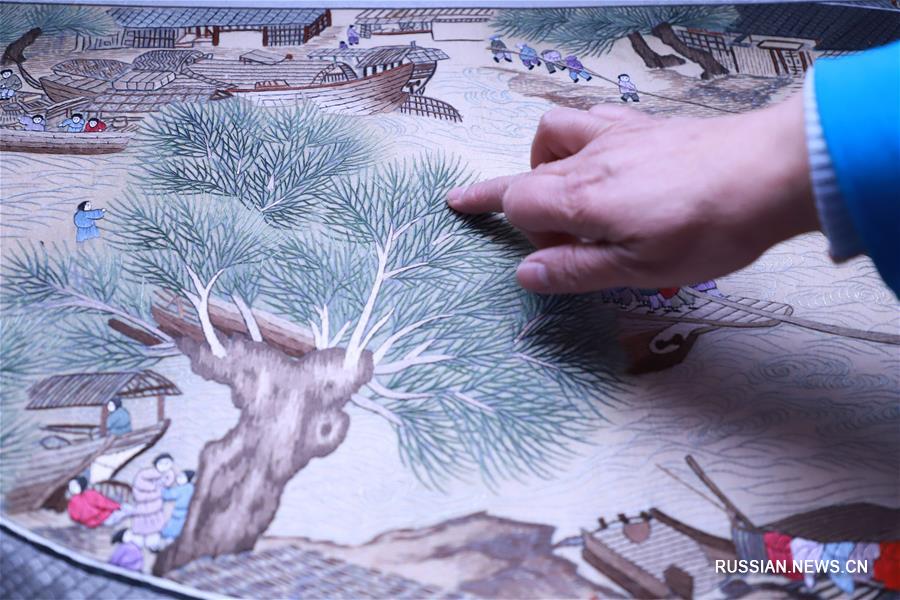 Вышивальщица из Шицзячжуана создала 8-метровое панно "По реке в День поминовения усопших"