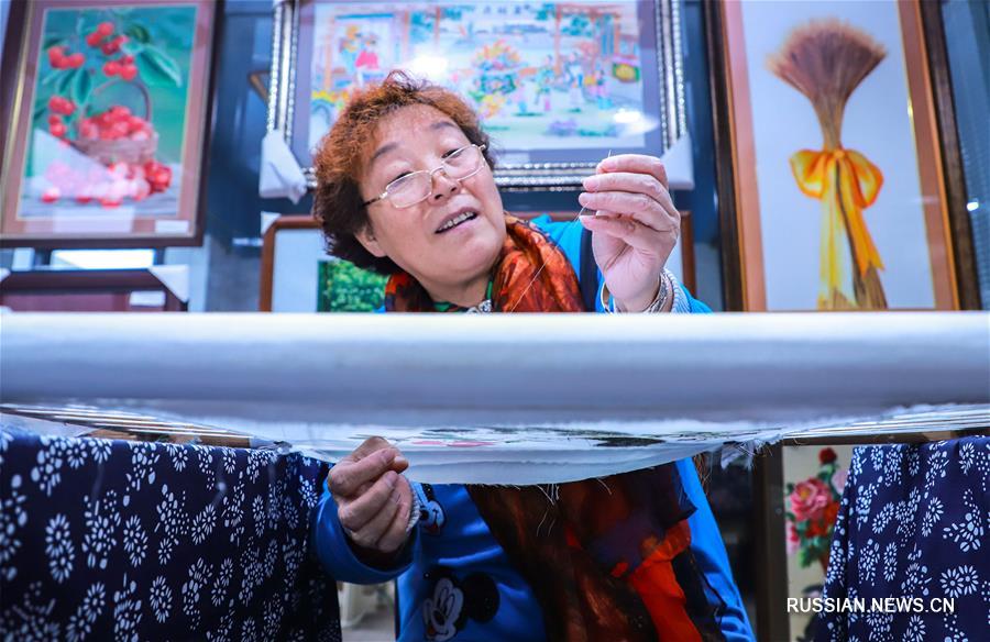 Вышивальщица из Шицзячжуана создала 8-метровое панно "По реке в День поминовения усопших"