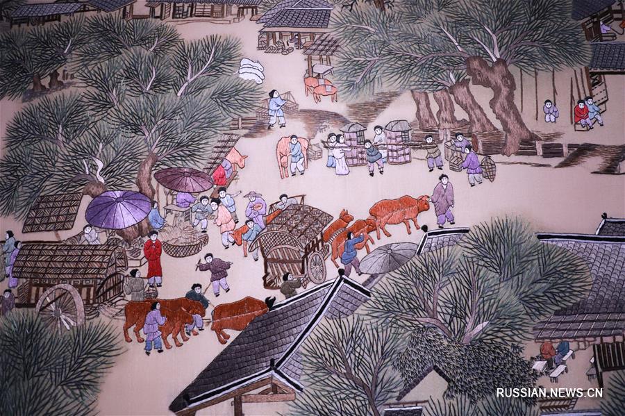 Вышивальщица из Шицзячжуана создала 8-метровое панно "По реке в День поминовения усопших"