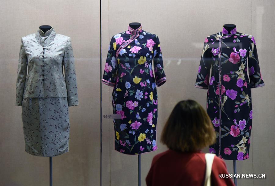 Выставка "Мода за сто лет: история сянганского ченсама" открылась в Гуанчжоу